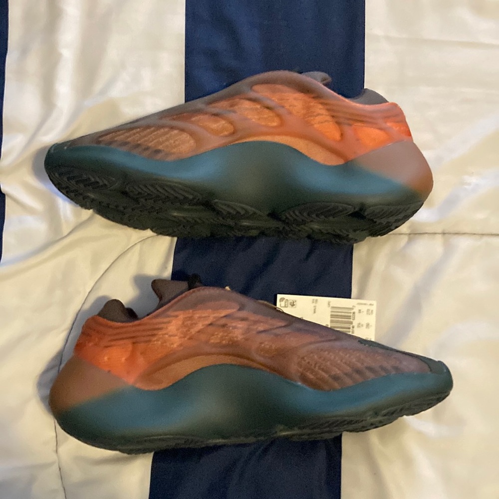 ❌SOLD! (GOAT)❌ Yeezy 700 V3 “Copper Fade”